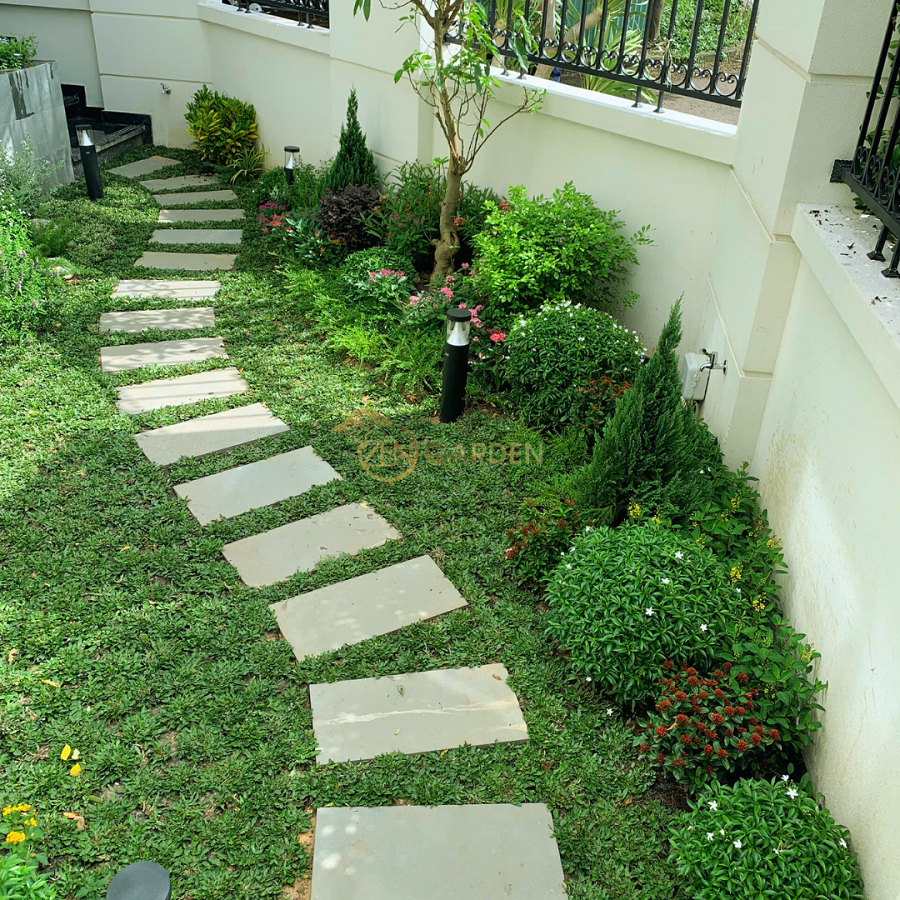 Lối đi lát đá xen cỏ đặc trưng phong cách sân vườn biệt thự châu Âu