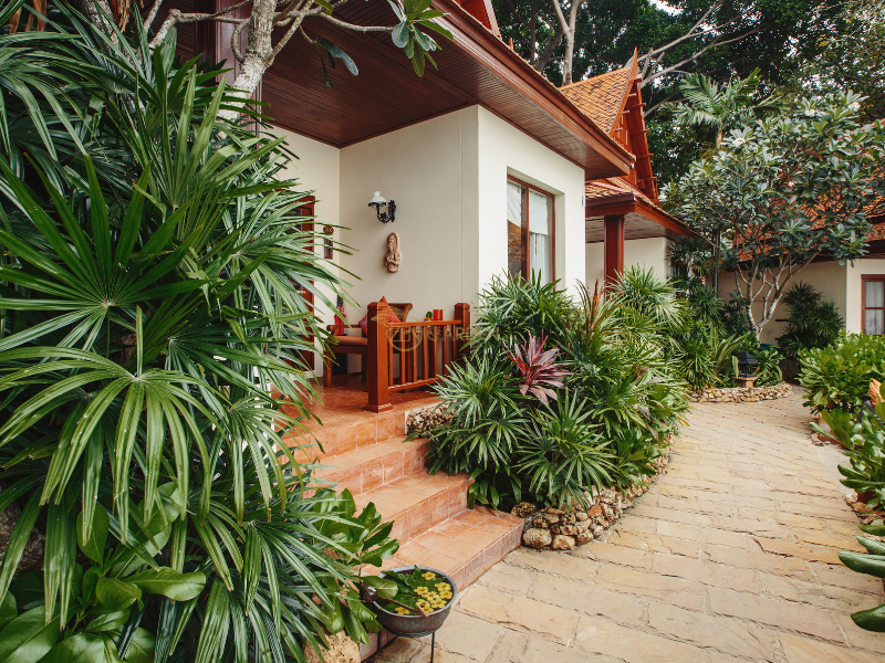 Sân vườn hiện đại thiết kế hợp phong thủy với hồ nước, lối đi uốn lượn và cây xanh tươi tốt.