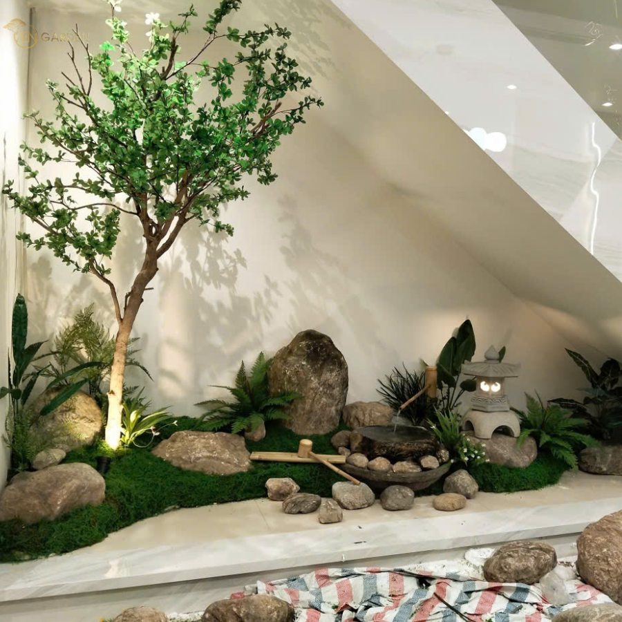 Thi công sắp xếp đá tự nhiên cho tiểu cảnh gầm cầu thang nhà phố