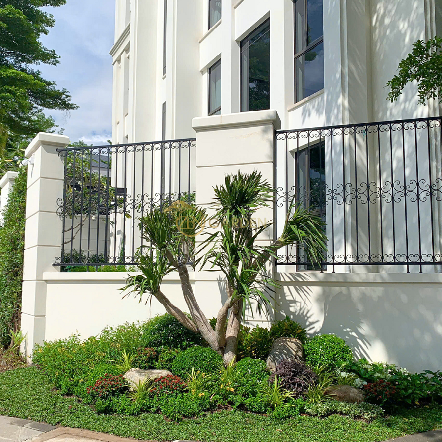 Toàn cảnh sân vườn biệt thự phong cách châu Âu với tiểu cảnh hài hòa.