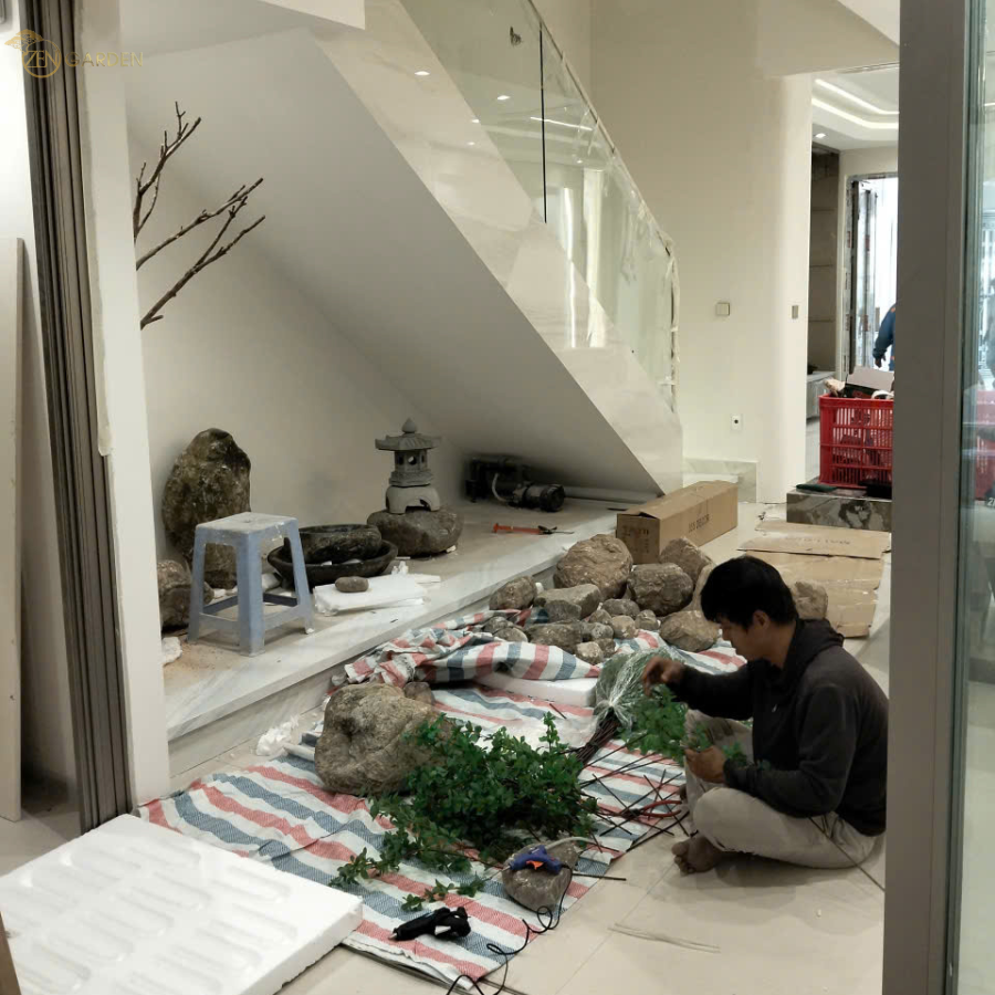 Vận chuyển và chuẩn bị đá tự nhiên cho thi công tiểu cảnh gầm cầu thang nhà phố